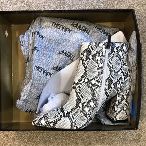 Therapy snakeskin boots from princess Polly size 9